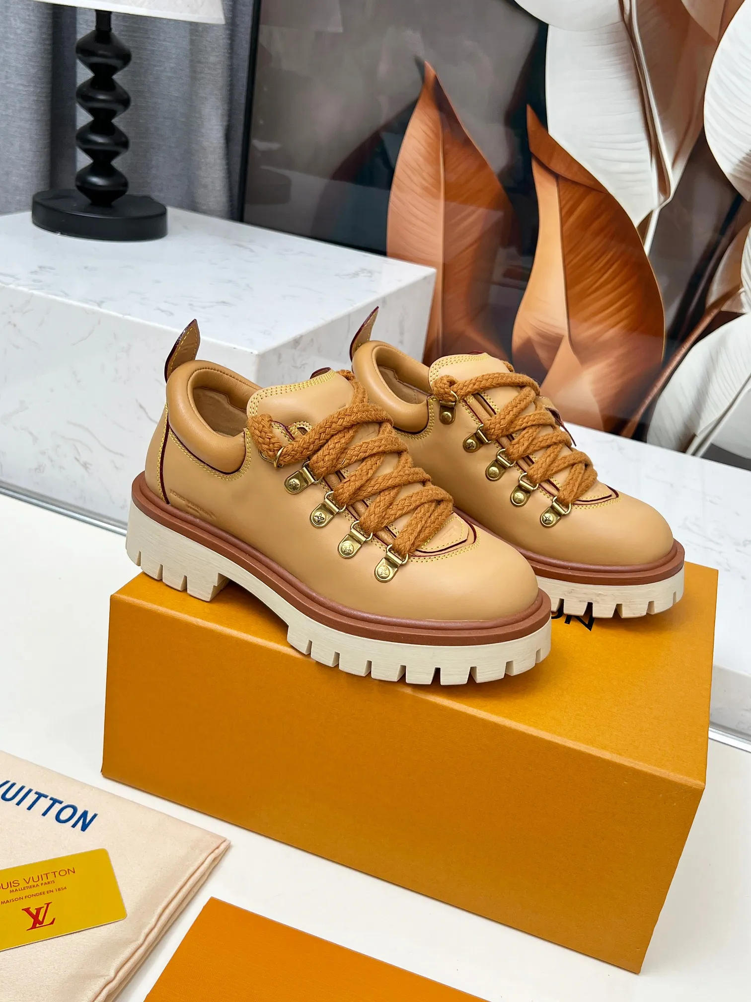 p660💰"Couple Style" LV Louis Vuitton's 2025 autumn and winter new style, developed one-to-one from the original version, retro fashionable, handsome and cool mountaineering derby shoes are now available.  Material: Imported first-layer cowhide Lining: Imported lambskin Outsole: Original molded TR non-slip outsole Sole height: 3.5cm Shoe size: Same style for men and women 35-45